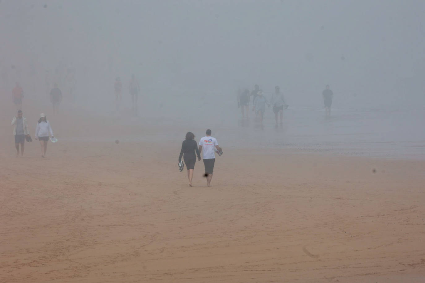 Gijón pasa de un día de sol y playa a una mañana siguiente de niebla