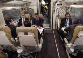 El Rey Felipe VI; el presidente del Gobierno, Pedro Sánchez, y el ministro de Transportes, Óscar Puente, en el tren que inauguró la variante de Pajares. Frente al Rey y Sánchez, Mañueco y Barbón.