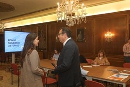 La concejala junto al director general de Comercio antes de iniciar la reunión con las asociaciones de comerciantes de Avilés.