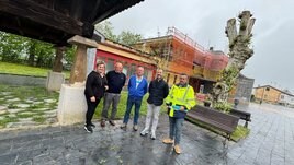 Pilar Santianes, José Manuel Sánchez, José Manuel Iglesias, Ángel García y Daniel Navarro, delante del edificio, ya en obras.