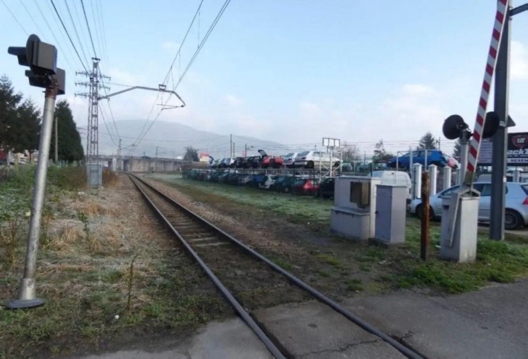 El paso a nivel se sustituiría por una glorieta a la entrada de Pravia.