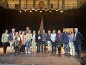 Foto de familia de las entidades municipales, miembros del Club Rotario de Gijón, el artista Alfonso Zapico y demás participantes en el proyecto de rehabilitación.