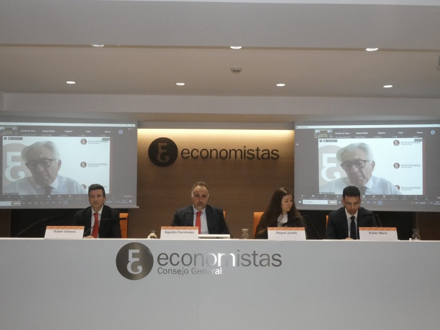 Rubén Gimeno, Agustín Fernández, Raquel Jurado y Rubén Marín, del REAF, durante la presentación; Valentín Pitch en la pantalla.