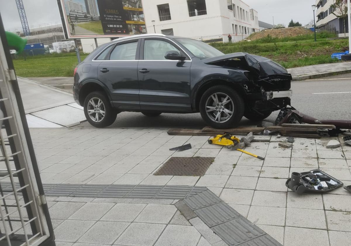 Estado en el que quedó el turismo tras salir del carril.