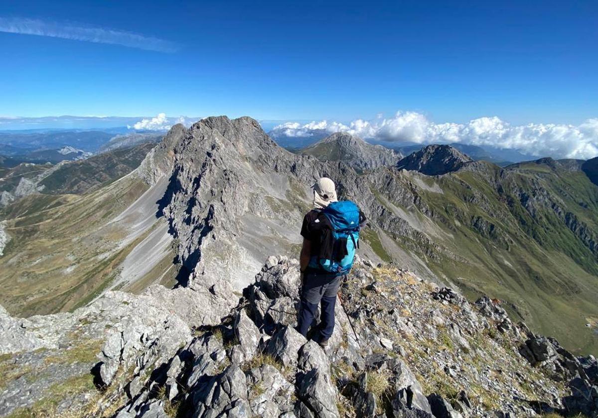 «Techos de Asturias» es un libro editado por Ediciones Cordillera Cantábrica y escrito por Miguel Ángel Muñiz que pretende ser una brújula para conocer Asturias desde sus altos.