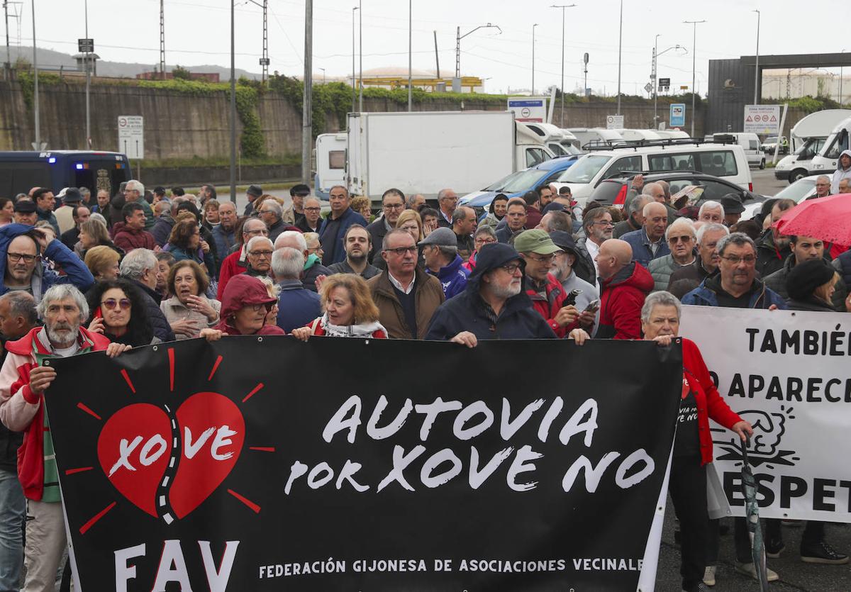 Multitudinaria manifestación en Gijón contra el vial de Jove en superficie