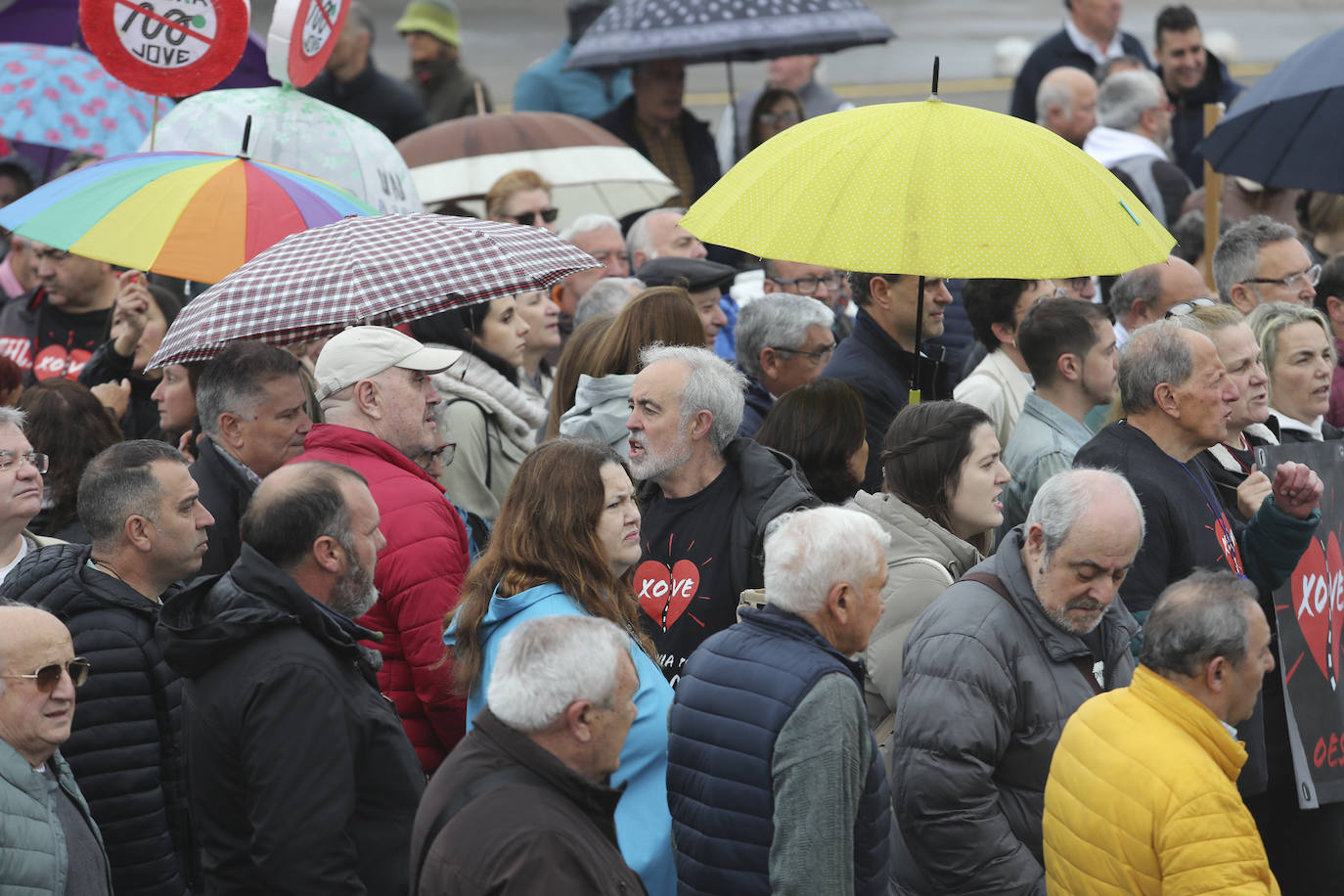 Multitudinaria manifestación en Gijón contra el vial de Jove en superficie