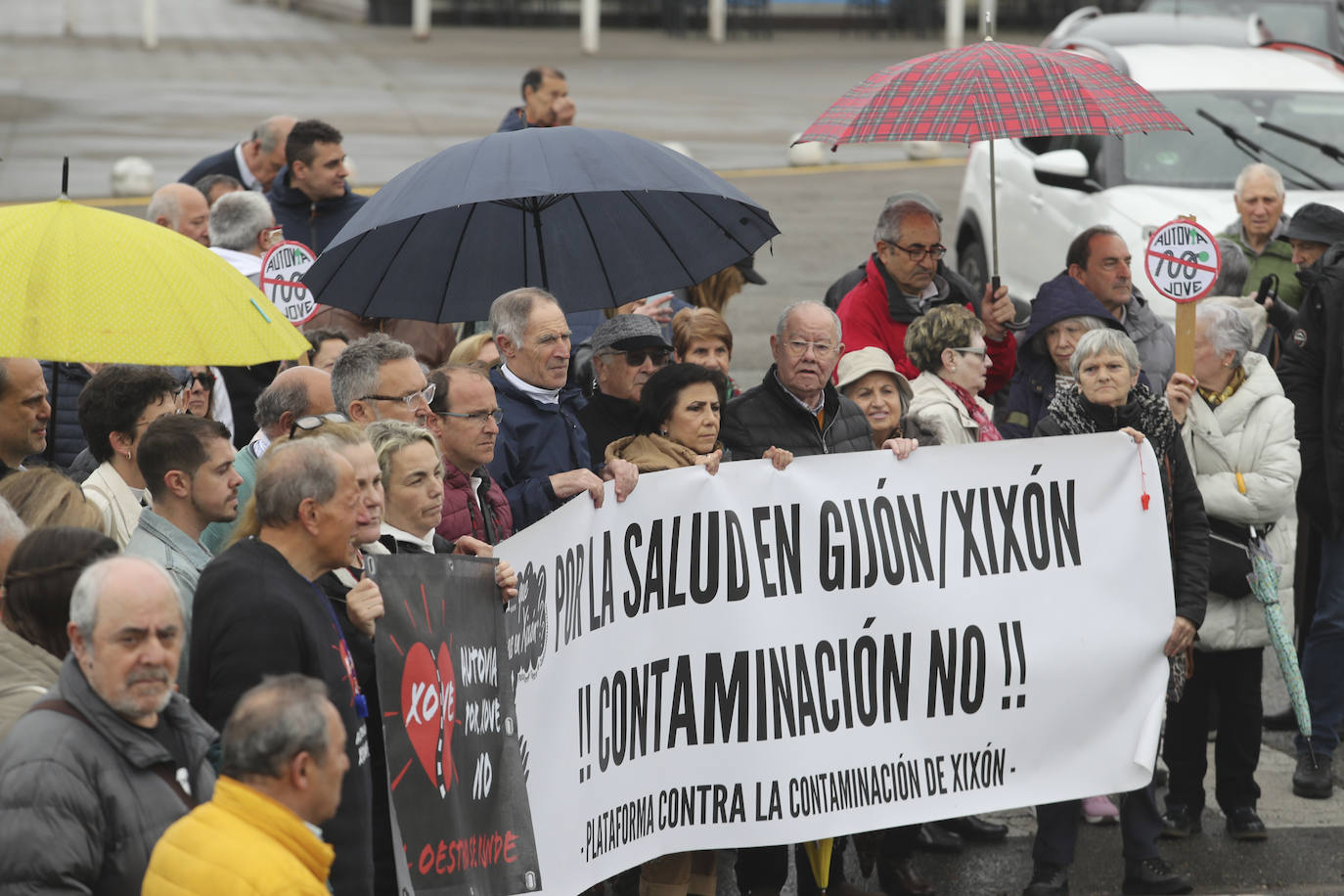 Multitudinaria manifestación en Gijón contra el vial de Jove en superficie