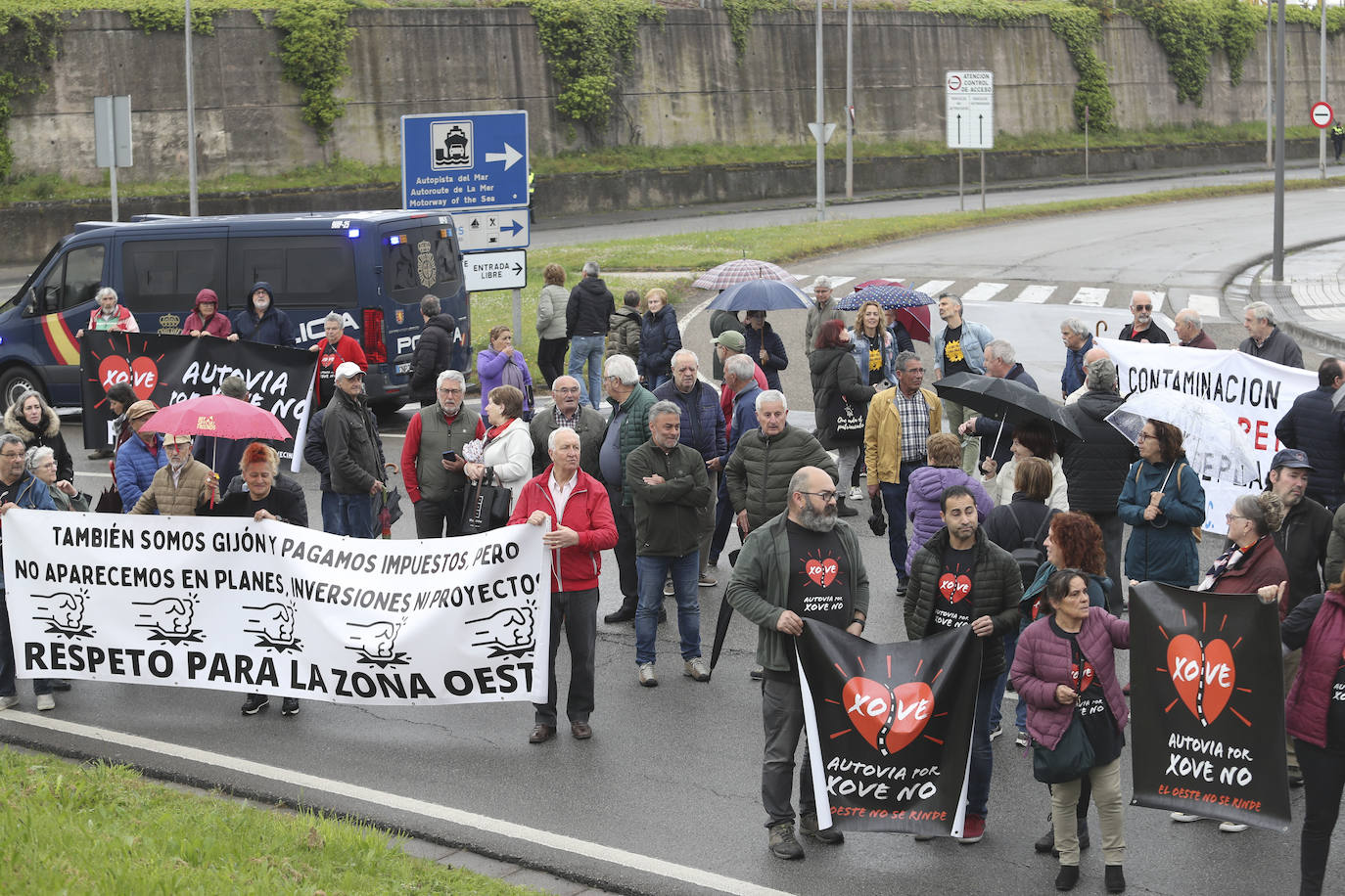 Multitudinaria manifestación en Gijón contra el vial de Jove en superficie