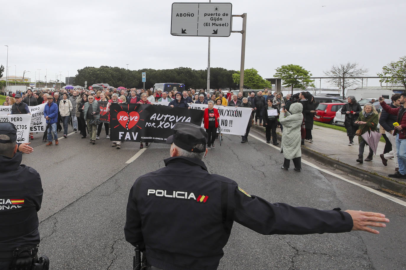 Multitudinaria manifestación en Gijón contra el vial de Jove en superficie