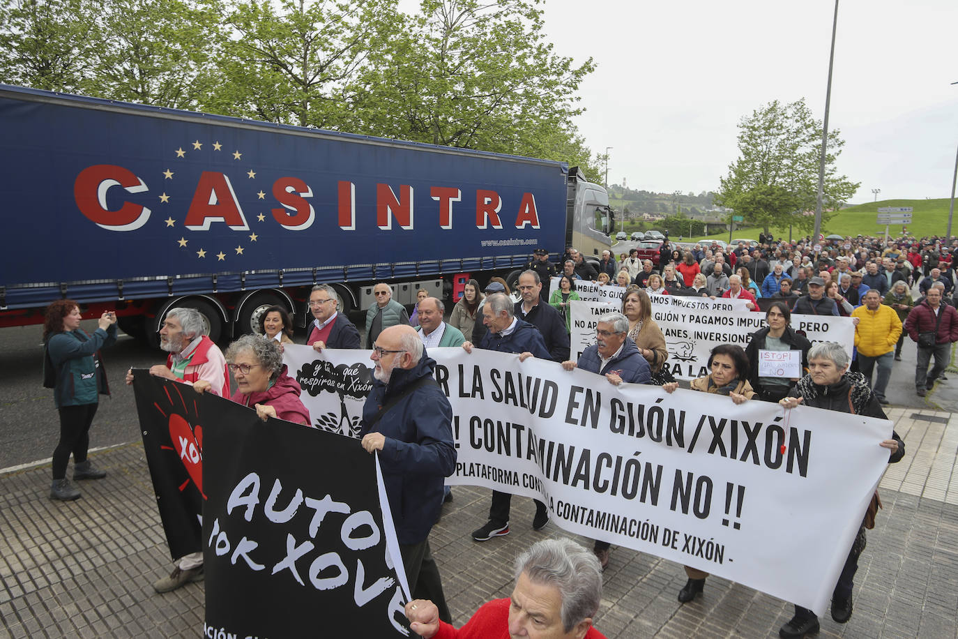 Multitudinaria manifestación en Gijón contra el vial de Jove en superficie