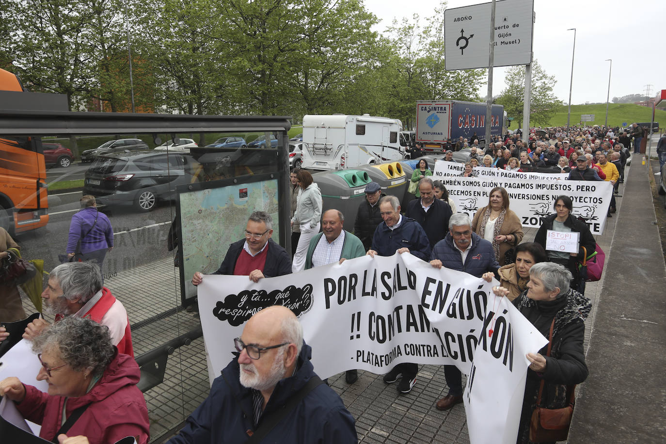 Multitudinaria manifestación en Gijón contra el vial de Jove en superficie