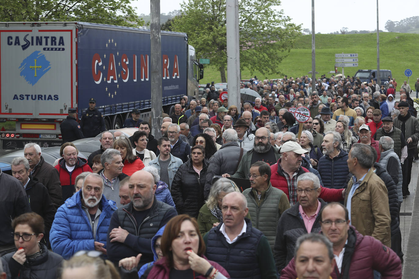 Multitudinaria manifestación en Gijón contra el vial de Jove en superficie