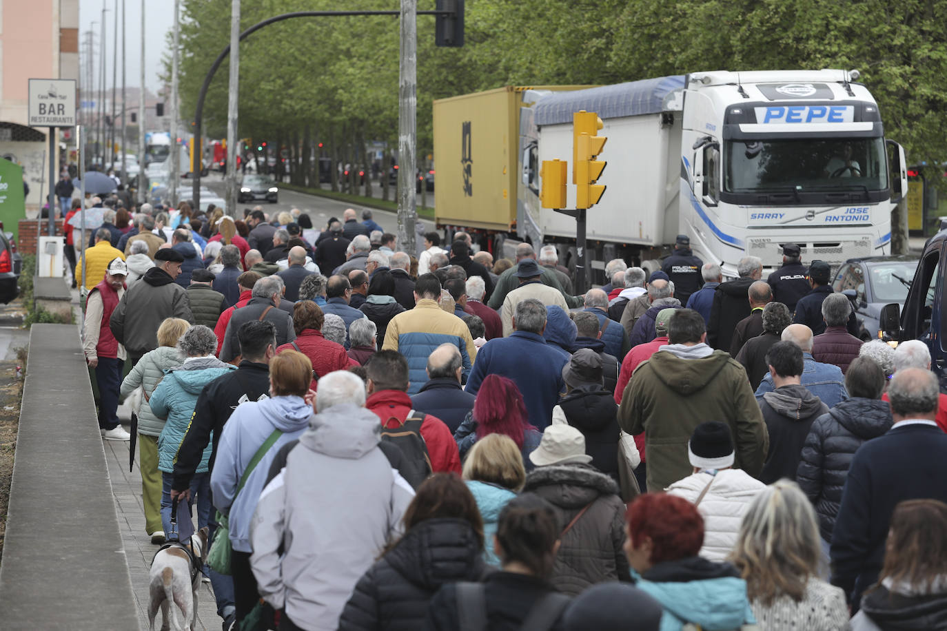 Multitudinaria manifestación en Gijón contra el vial de Jove en superficie