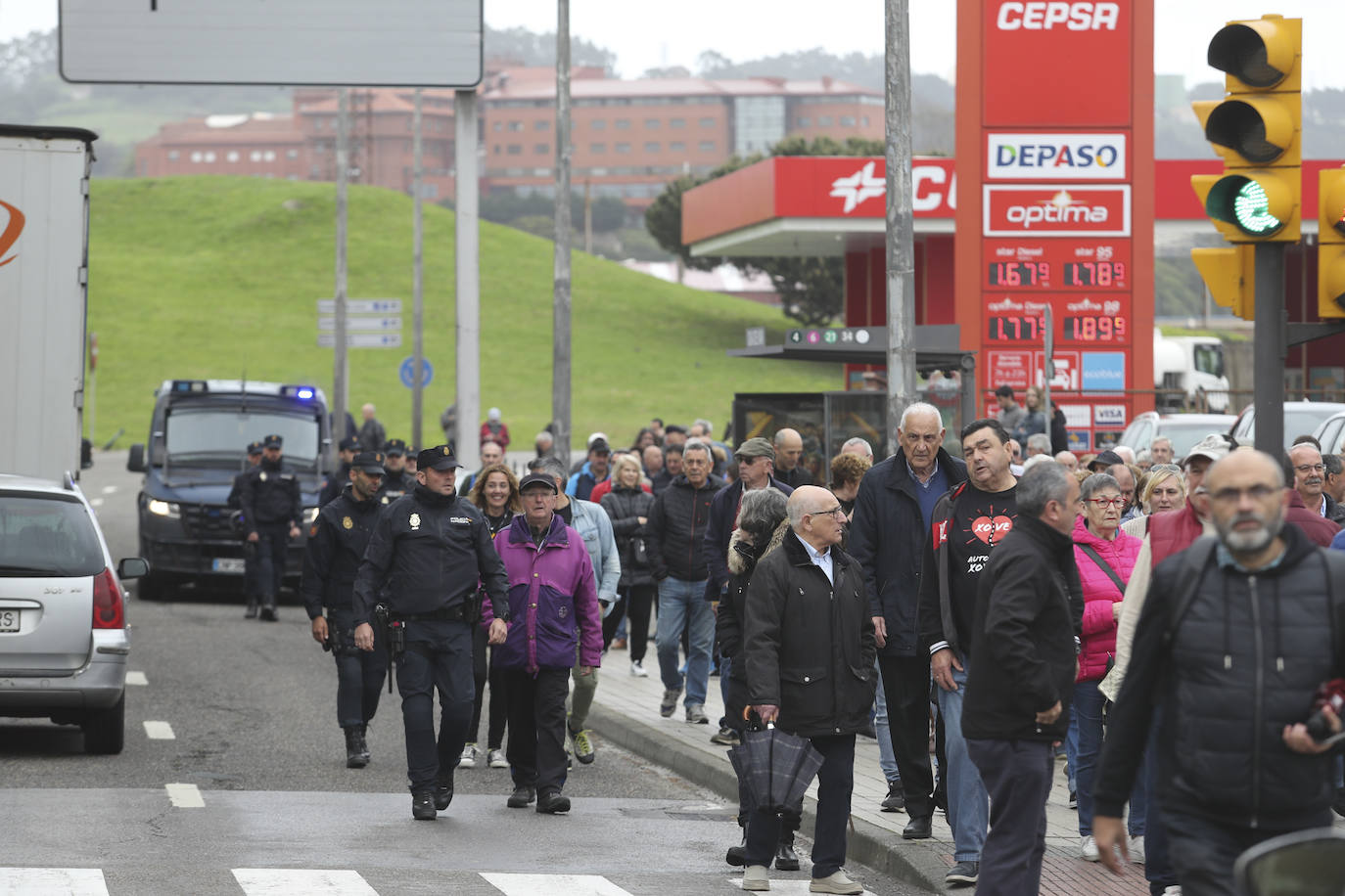 Multitudinaria manifestación en Gijón contra el vial de Jove en superficie