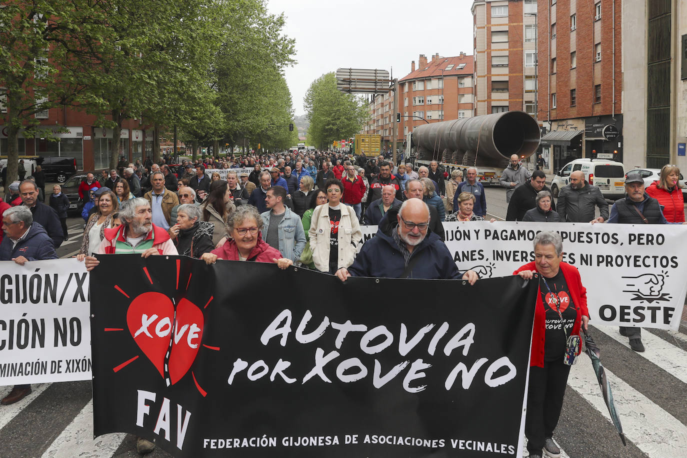 Multitudinaria manifestación en Gijón contra el vial de Jove en superficie