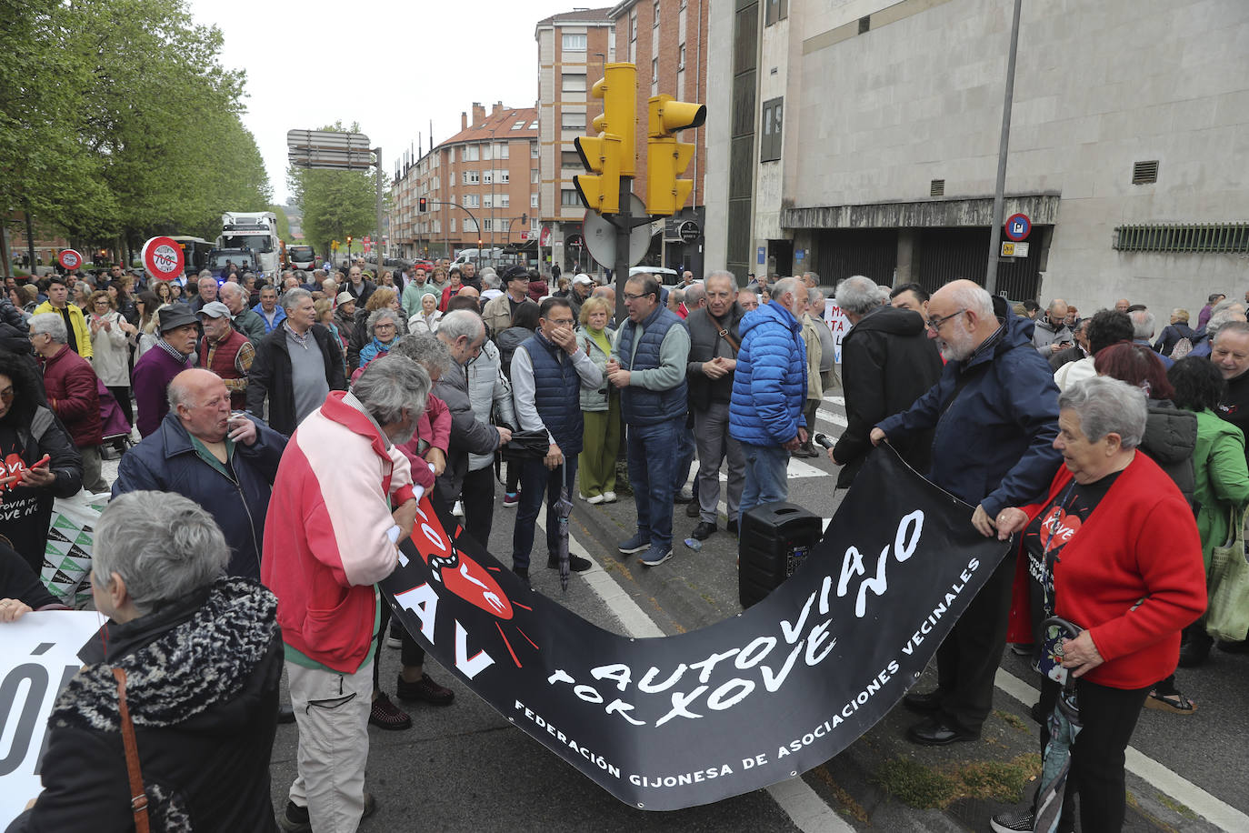 Multitudinaria manifestación en Gijón contra el vial de Jove en superficie