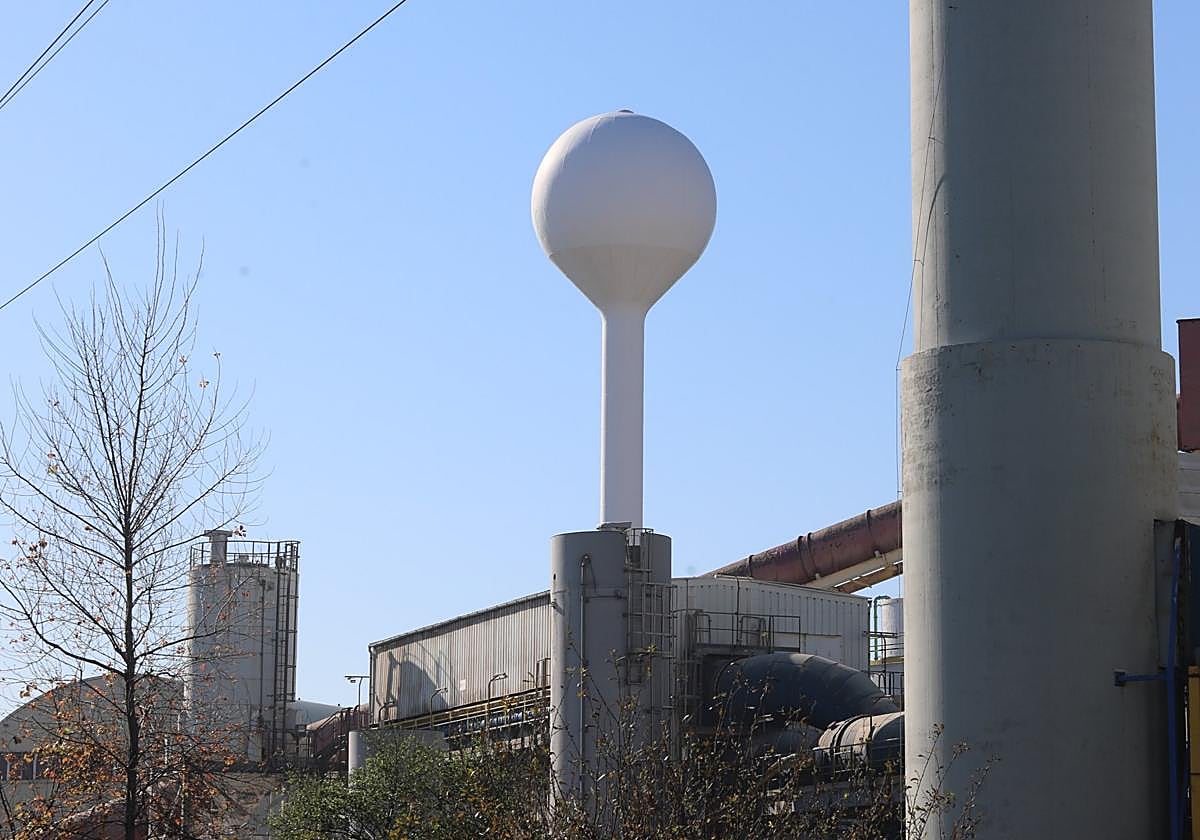 Instalaciones de la planta de Saint-Gobain en La Maruca vistas desde Castrillón.