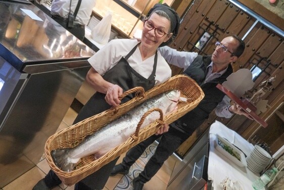 La cocinera del Rincón Asturiano y Antonio Postigo, con el campanu, ayer en Madrid.