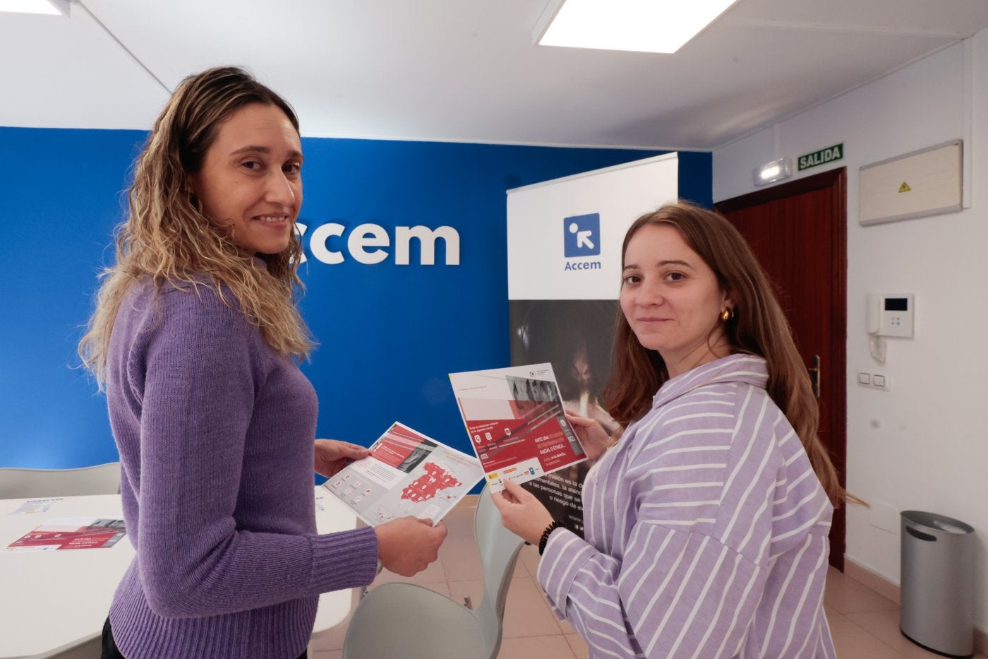 Gretel Villanueva y Andrea Sánchez, en la sede de Accem en Gijón.