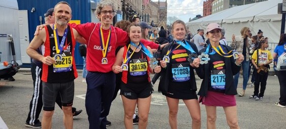 De izquierda a derecha, Navarro, Carlos, Carolina, Pilar y Geli, en la maratón de Boston.