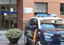 Un coche de la Policía Nacional frente al juzgado de Langreo.