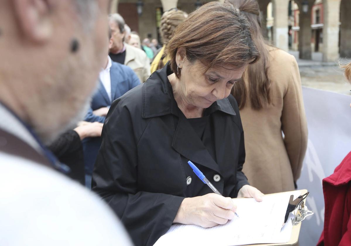 La alcaldesa de Gijón, Carmen Moriyón, secundó el pasado 10 de abril la concentración de los vecinos contra el vial de Jove en superficie y participó en la recogida de firmas para el documento contra la contaminación que promueve la FAV