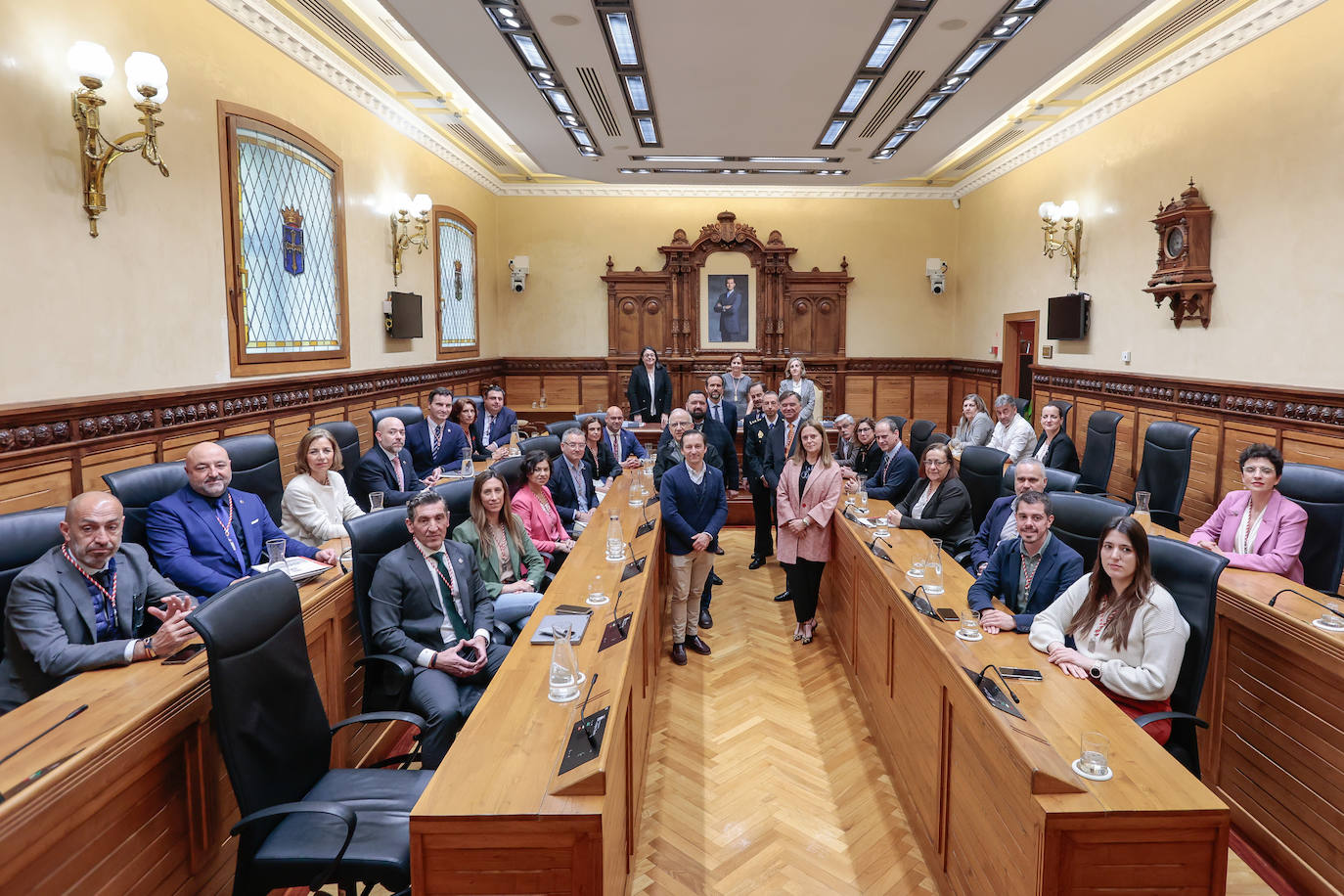 Un reconocimiento por los servicios prestados a Gijón: así fue la entrega de medallas