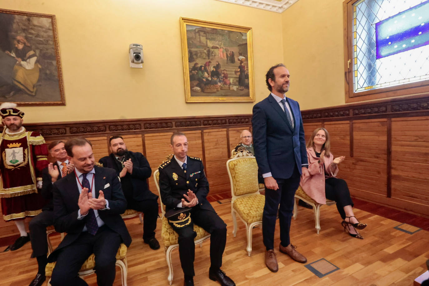 Un reconocimiento por los servicios prestados a Gijón: así fue la entrega de medallas