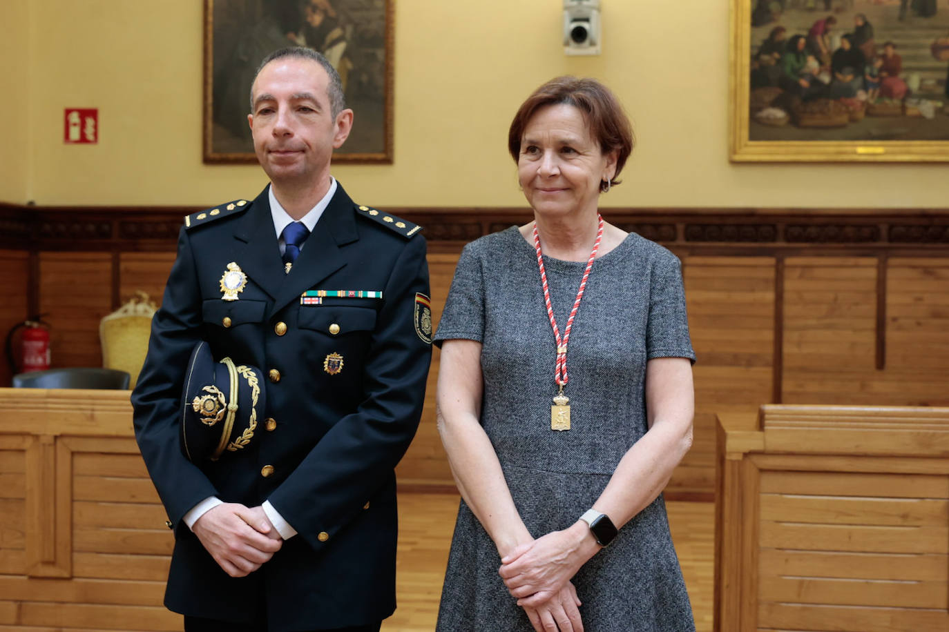 Un reconocimiento por los servicios prestados a Gijón: así fue la entrega de medallas