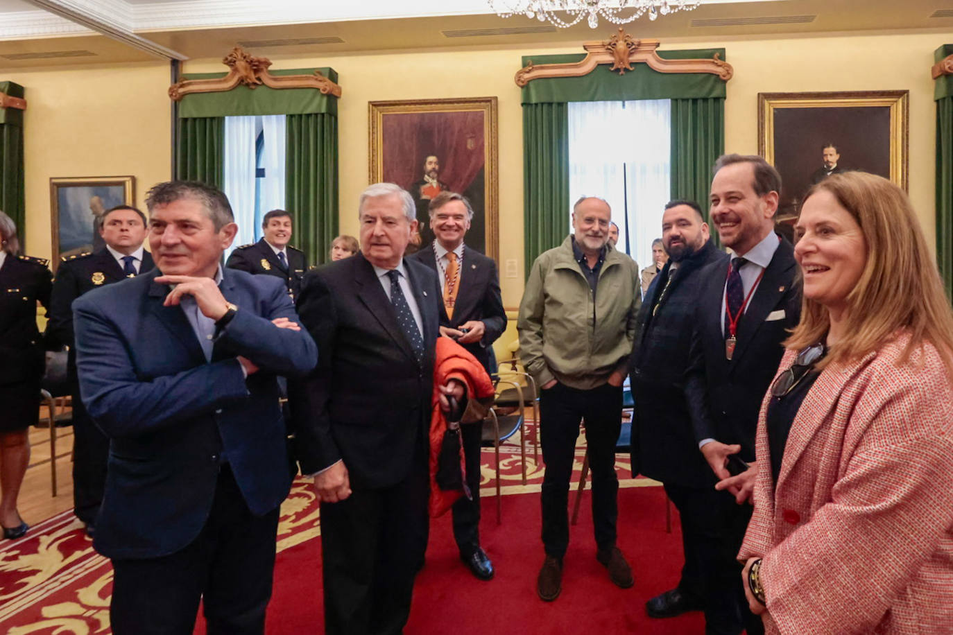 Un reconocimiento por los servicios prestados a Gijón: así fue la entrega de medallas