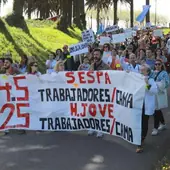 Protesta de los trabajadores del Hospital de Jove a principios de este mes de abril.