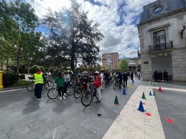 Escolares de Secundaria en la plaza del Ayuntamiento, en La Pola.