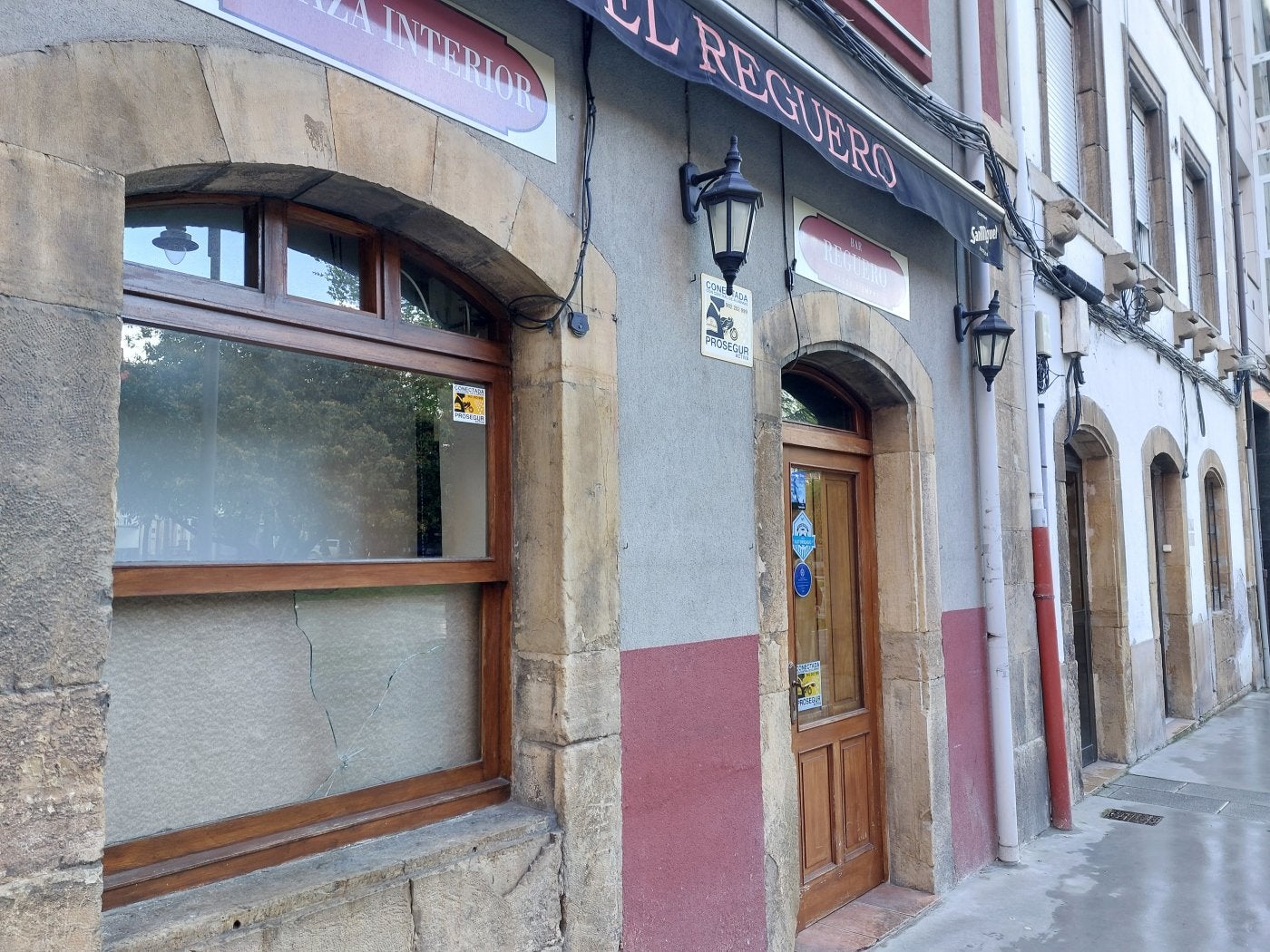 Uno de los locales de El Carbayedo en el que el ladrón intentó entrar hace una semana.