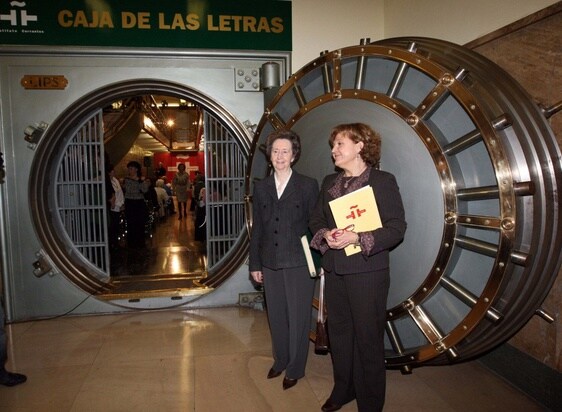 Margarita Salas con Carmen Caffarel, directora del Instituto Cervantes en 2008, cuando la investigadora asturiana hizo su primer depósito en la Caja de las Letras.