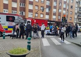 El conductor de la motocicleta chocó contra otro turismo, lo que provocó que cayera e impactara contra una valla.