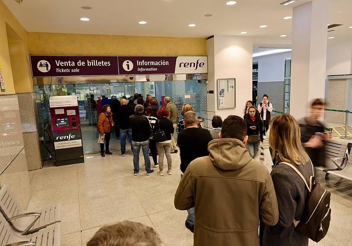Colas en la estación de tren de Oviedo.