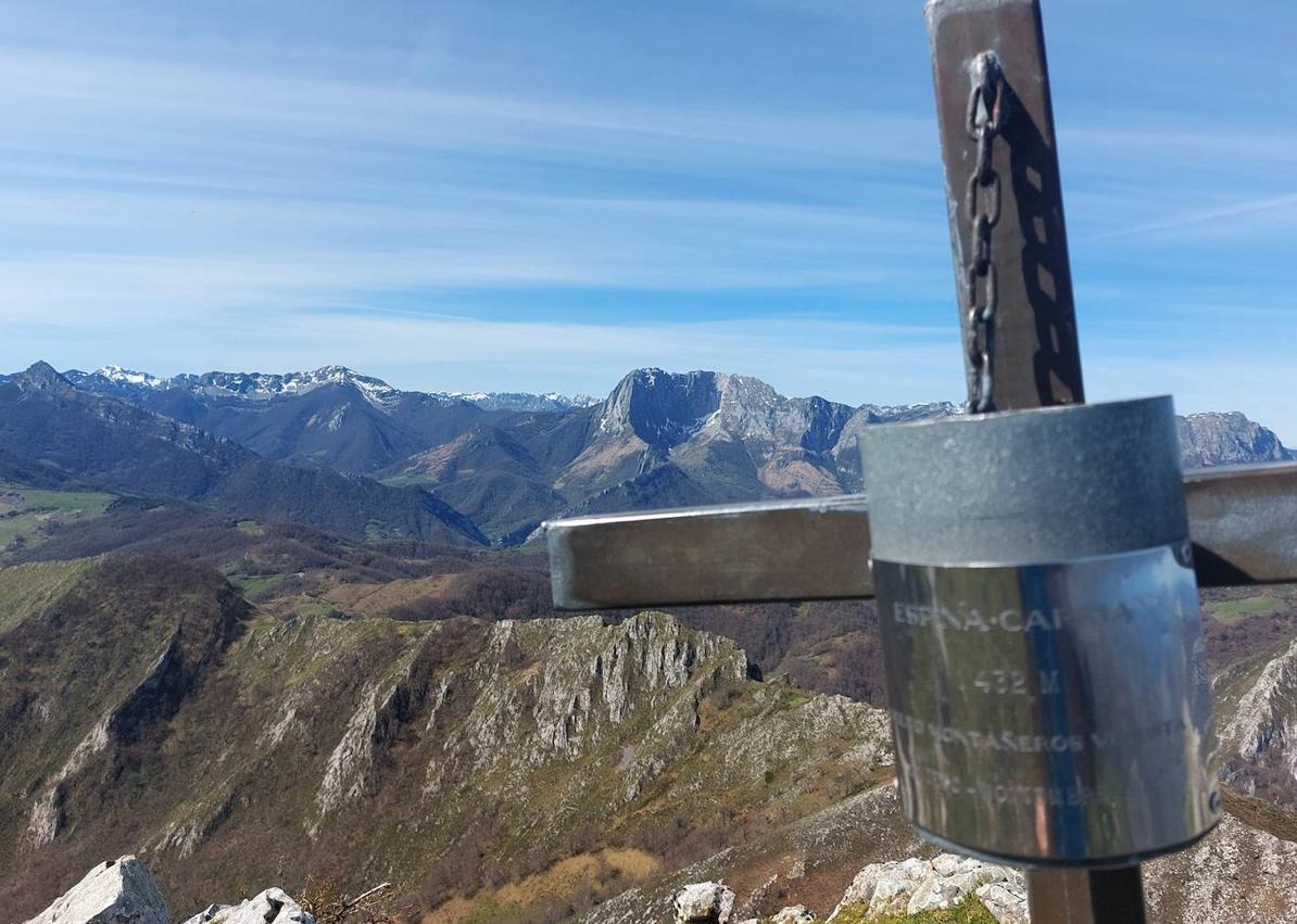 Imagen secundaria 1 - Panorámica hacia los Picos de Europa/ vistas al Tiatordos/ vistas hacia Vidosa