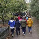 Un grupo de niños recorre las instalaciones del Jardín Botánico.