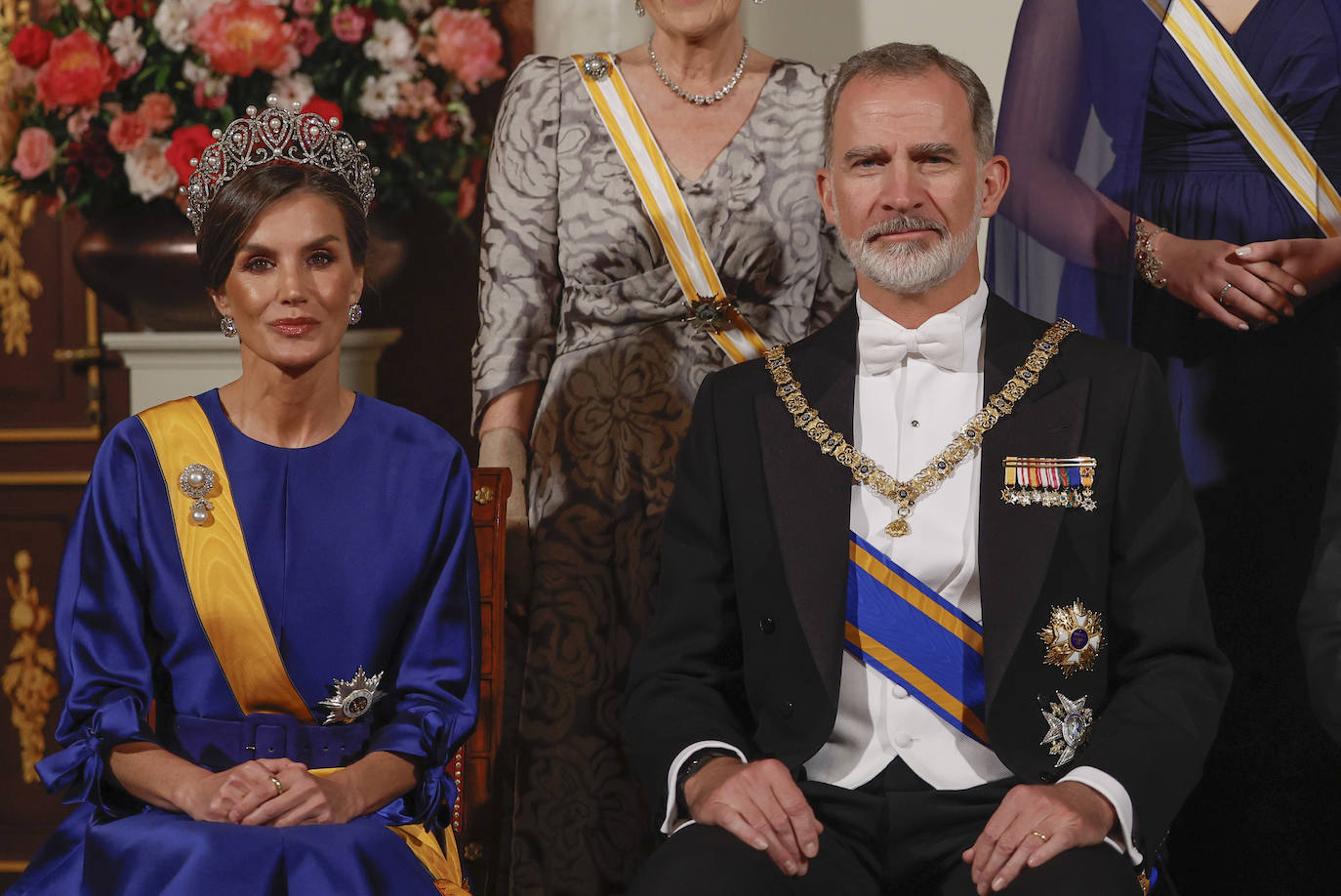 La Reina Letizia ha lucido un favorecedor vestido azul cobalto, con cuello a la caja, mangas japonesas y con detalles de lazos