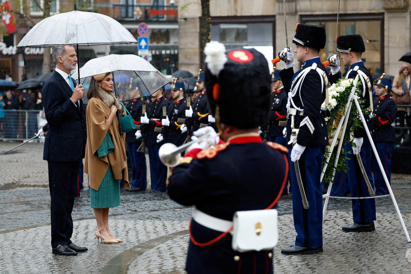 Todos los estilismos de la Reina Letizia en su visita a Países Bajos