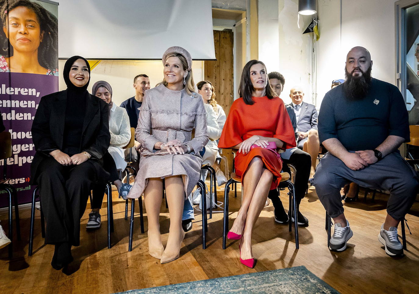 Para la ocasión ha elegido una soprendente combinación: un vestido rojo y unos zapatos en tono fucsia de Magrit, a juego con su bolso de piel sintética