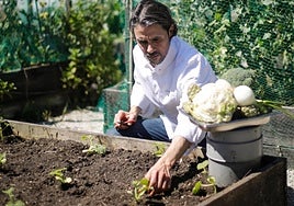 Fran Heras, de Mi Candelita, en la huerta que cultiva junto a su restaurante, en Gozón.