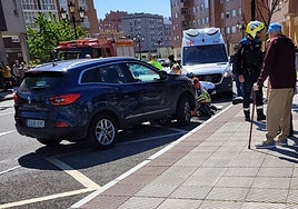Los sanitarios y bomberos atendiendo a la víctima en el lugar del accidente.