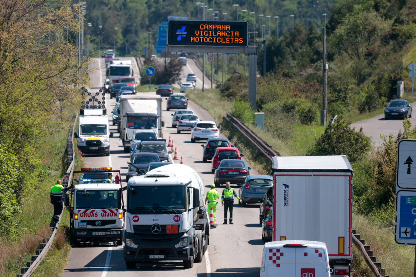 Gran atasco en Gijón por un accidente en la ronda sur