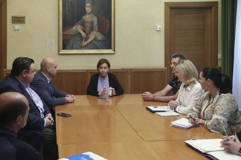 Reunión del comité de empresa del Hospital de Jove en el Ayuntamiento con la alcaldesa, Carmen Moriyón, y los concejales de Foro Jesús Martínez Salvador y Pelayo Barcia.