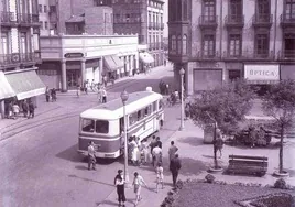 1958. Parada de bus del Parchís con 10 años de vida. Almacenes Caneja, La Innovación y Martyuso donde luego se hizo el Bariloche.