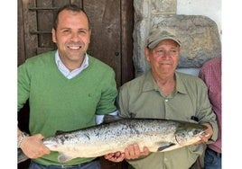 José Manuel González y Mario Antonio Merayo, con el campanu del Sella.