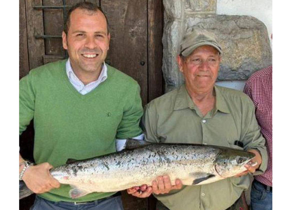 José Manuel González y Mario Antonio Merayo, con el campanu del Sella.