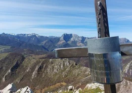 Cruz en la cumbre del Carriá, mirando en direción al imponente Tiatordos